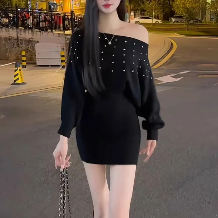 秋冬新款纯欲风斜领露肩显瘦高级感针织连衣裙女时尚辣妹包臀短裙