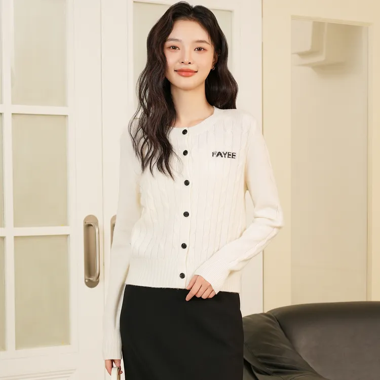 费依时尚百搭圆领针织开衫女25秋季新款柔软面料立体刺绣简约上衣