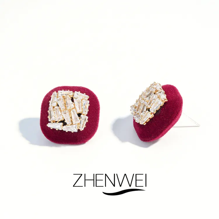 铜合金耳饰 ZHENWEI/甄薇  港风方块植绒耳钉女小众个性高级感
