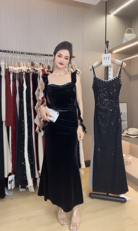 高级感飘带胸垫钻链荡领丝绒吊带裙秋冬百搭捏褶收腰显瘦轻奢新