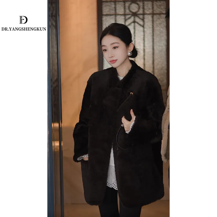 杨圣坤2025新品意大利拉贡宽松简约保暖皮毛一体外套女EY25102503