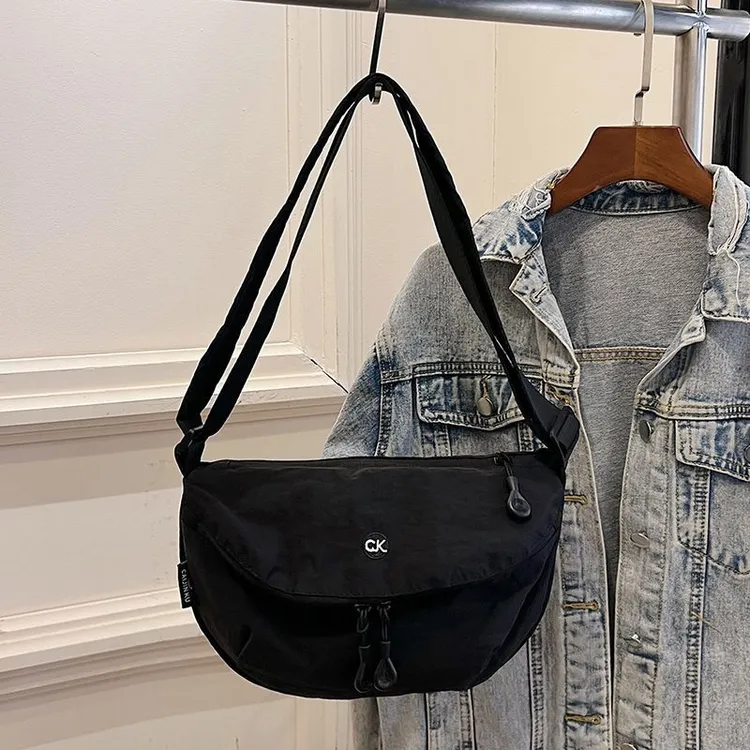 大容量包包2025包新款马鞍通勤饺子休闲情侣胸包轻便斜挎旅游