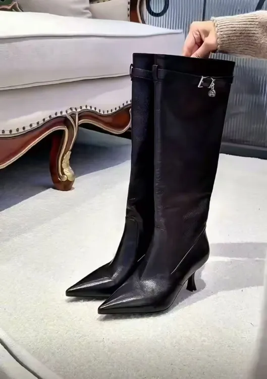 黑色高筒靴子