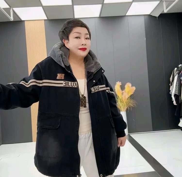 071加绒连帽百搭大码显瘦帕条字母牛仔外套棉服女士