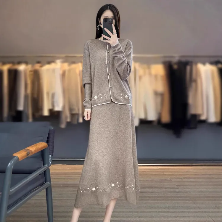 2025秋冬新款100%纯羊毛圆领刺绣白边针织开衫女新中式半身裙套装