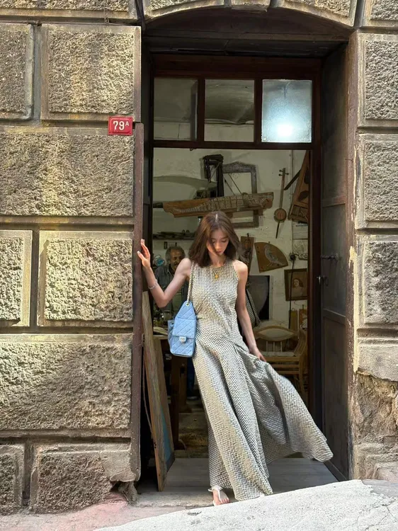 今年流行的漂亮裙子小众不撞款气质掐腰大码格纹无袖开叉连衣裙女