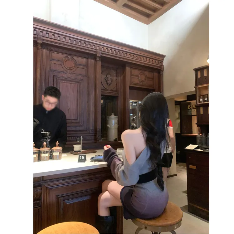 韩系千金穿搭高级设计感渐变色露肩连衣裙女早秋新款收腰包臀短裙