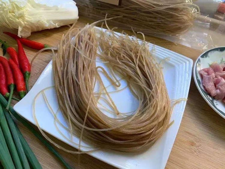 沂蒙山手工红薯“粉条”嗦粉的乐趣谁人不爱爽滑劲弹的红薯粉条