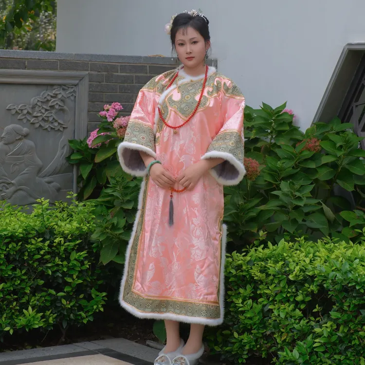 圆领斜襟八宝如意芽头宋锦皮草包边粉色老软缎太太服