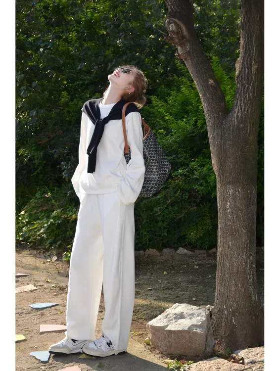 【白色年华】运动慵懒风白色圆领卫衣上衣白色休闲长裤黑色披肩套装