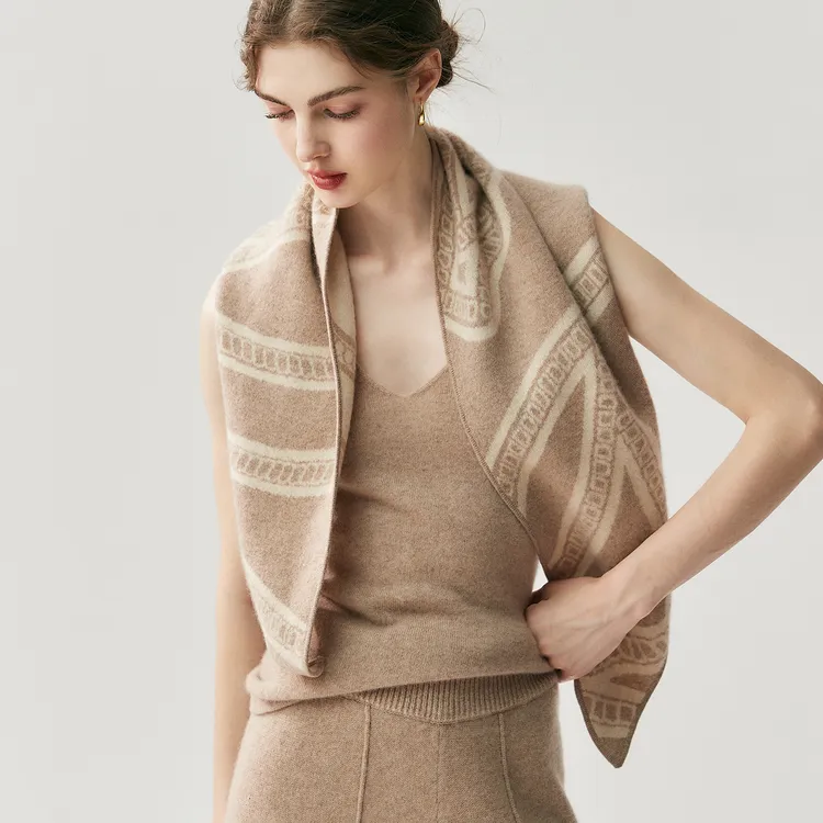 云朵般柔软！山羊绒针织三角巾百搭时尚搭肩保暖提花围巾外搭女