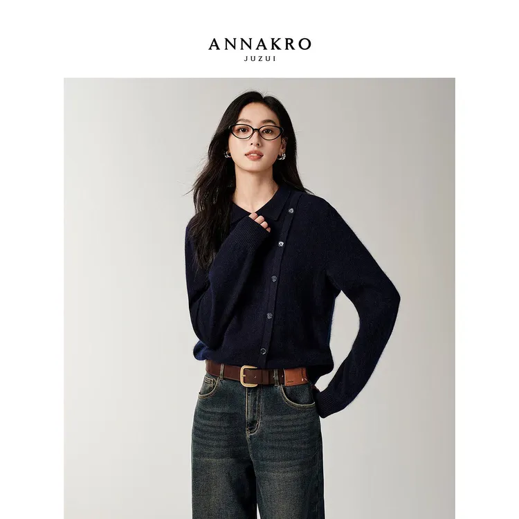 玖姿·安娜蔻KWFD31082通勤风翻领纽扣装饰H型毛针织衫女2025新款