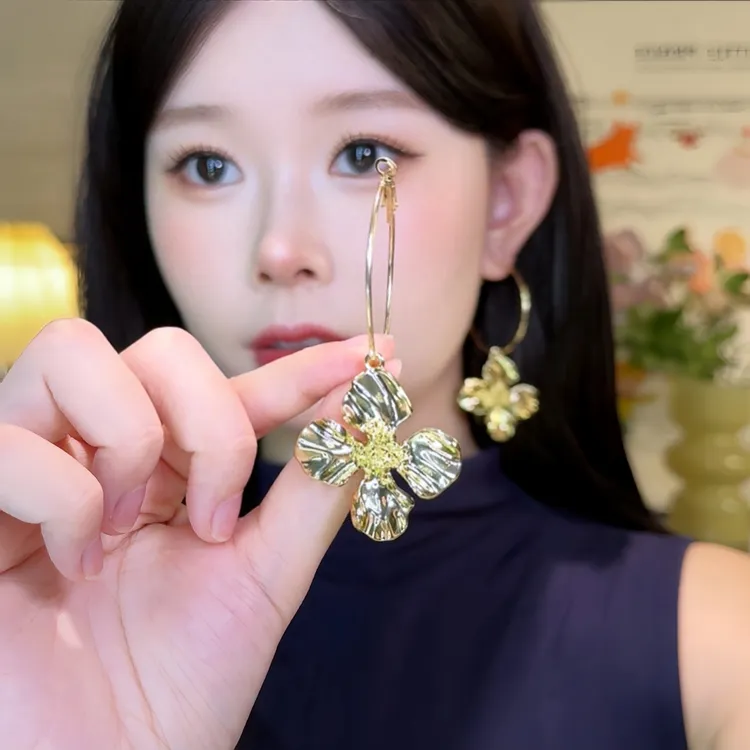 合金耳饰 出圈美貌~金色花朵耳圈女轻奢小众高级感夸张耳坠名媛风