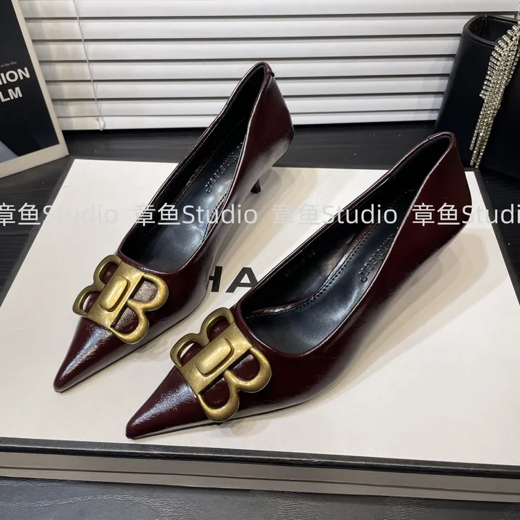 金属扣浅口尖头单鞋女2025春秋新款法式气质酒红色高跟鞋女细跟