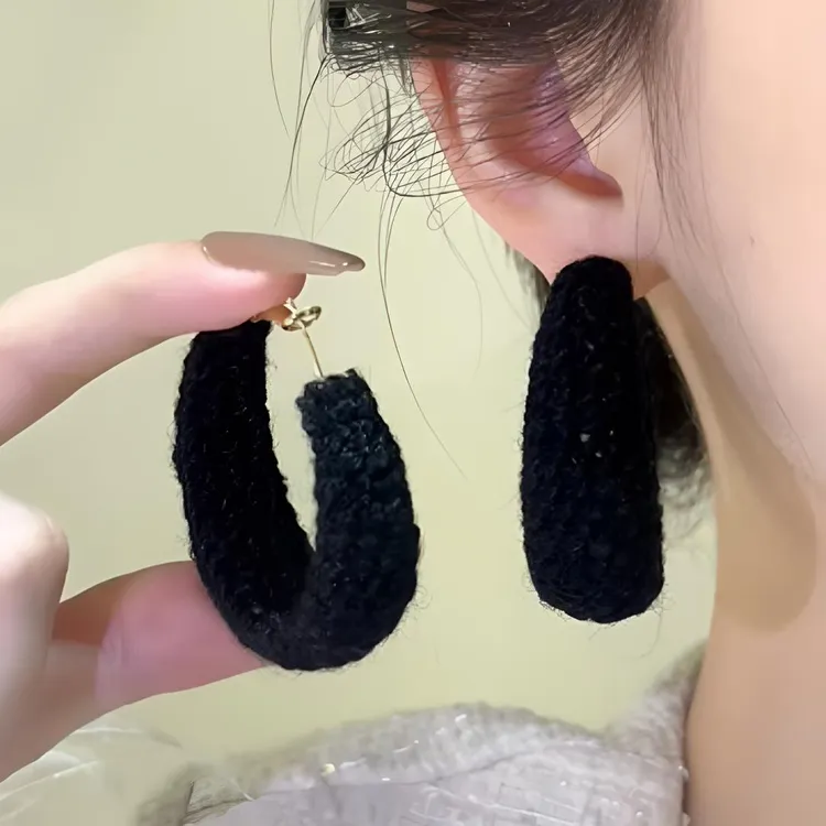 铜合金绒毛耳饰 秋冬毛绒耳环夸张黑色复古耳圈手工编织百搭耳钉i