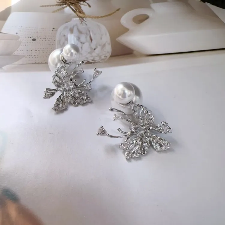 铜合金耳饰 S925银针新款灵动镂空蝴蝶仿珍珠耳钉轻奢小众设计