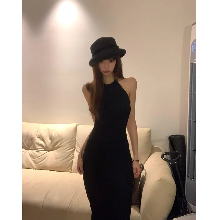 秋冬新款时尚气质露背挂脖绑带小众包臀显瘦性感辣妹包臀连衣裙女