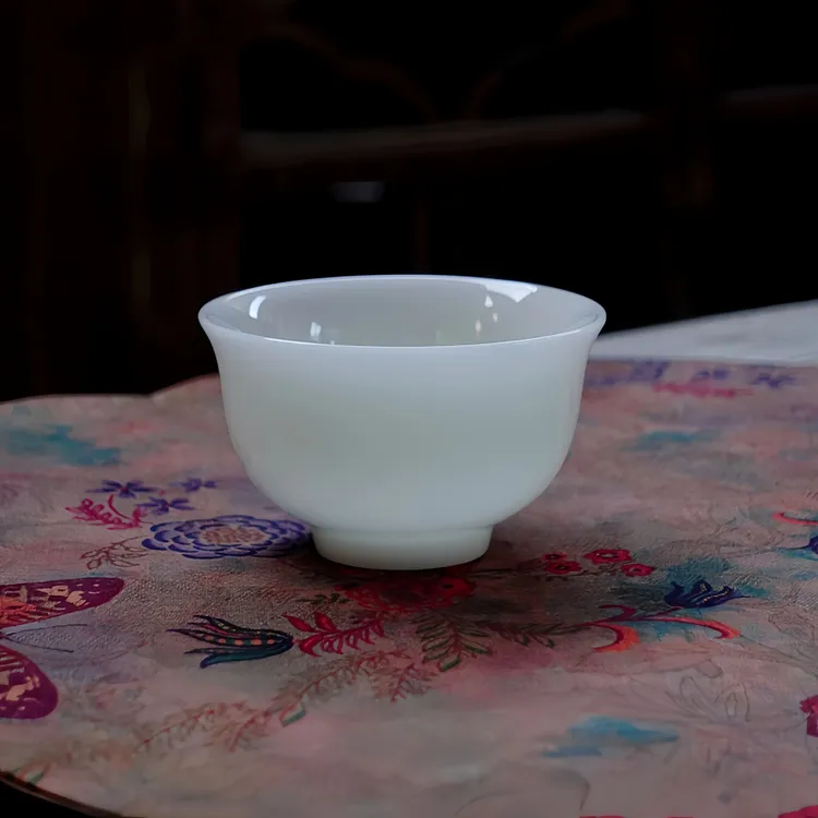 冰种玉瓷压手杯璞玉德化白瓷品茗杯原矿高温瓷主人杯家用个人茶杯