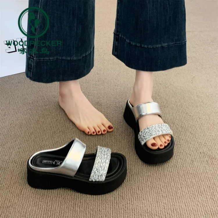 啄木鸟厚底时尚凉拖鞋女夏外穿2025新款增高水钻绝美沙滩罗马凉鞋