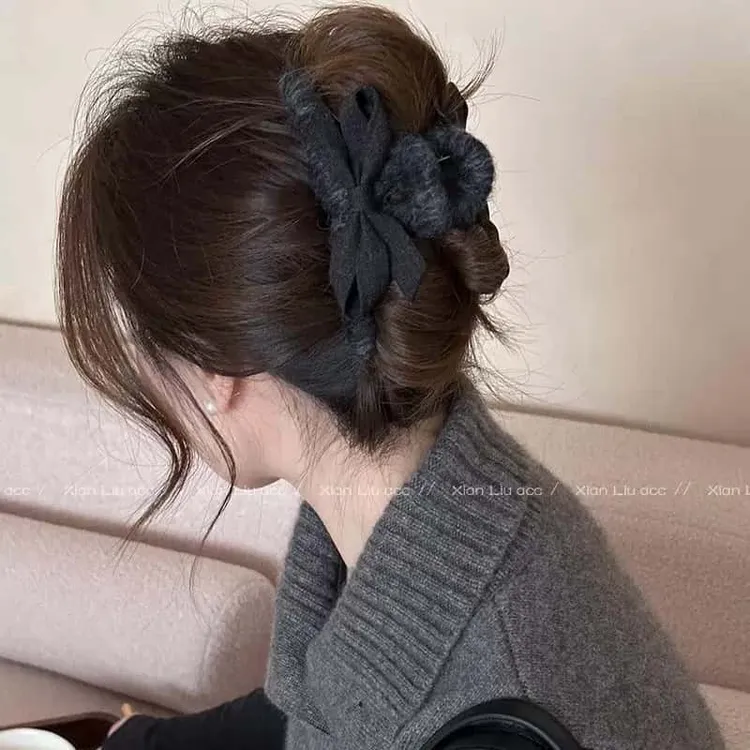 秋冬蝴蝶结羊毛绒发抓夹女高级感2025新款鲨鱼夹秋冬款后脑勺发夹