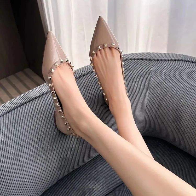 【高端版】V家平底铆钉鞋子春季新款裸色尖头浅口时尚单鞋女软底鞋