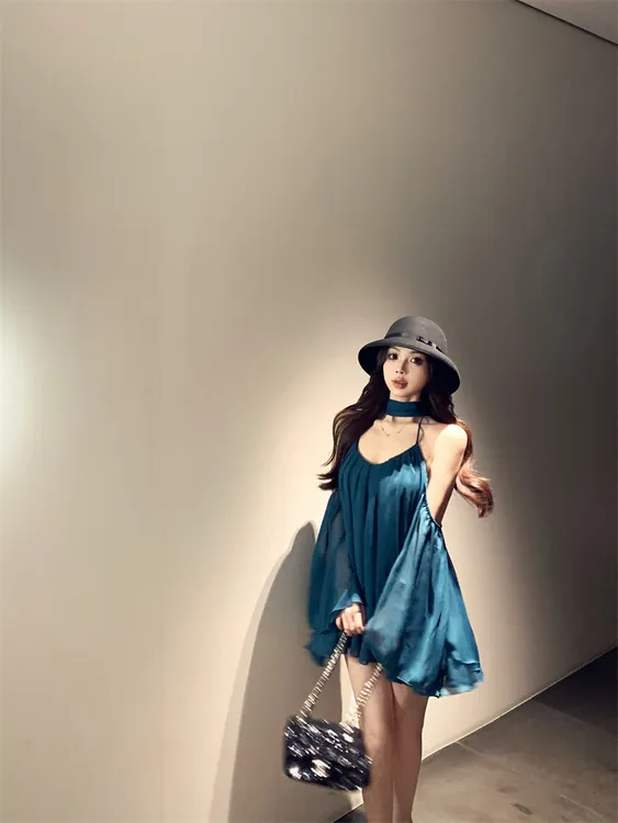 法式性感风v领挂脖飘带露背修身显瘦纯欲连衣裙女2025年早秋新款