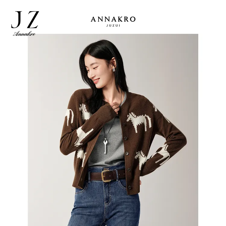 【以梦为马】玖姿·安娜蔻100%羊毛提花针织开衫女2025新款KWFD30625