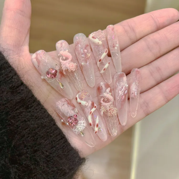 新款春纯欲迷雾蔷薇高级感穿戴甲片可拆卸蛇年锦鲤捏捏爆闪美甲