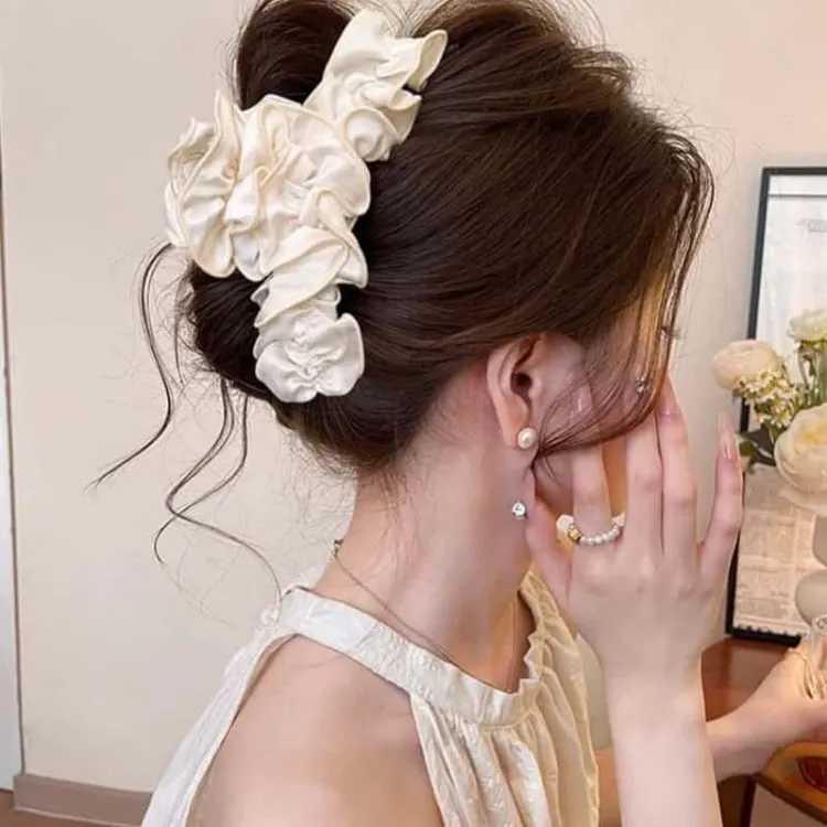 高端缎面褶皱抓夹女高级感2025新款鲨鱼夹发夹后脑勺盘发夹子发饰