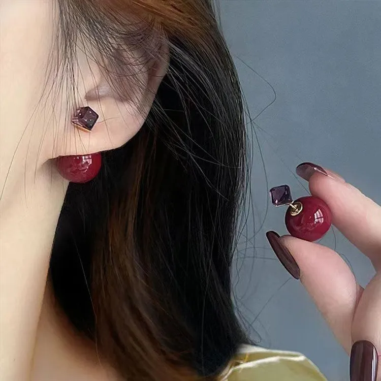 2025年新款爆款韩版复古酒红色球球耳钉时尚百搭一款两戴镶钻耳饰
