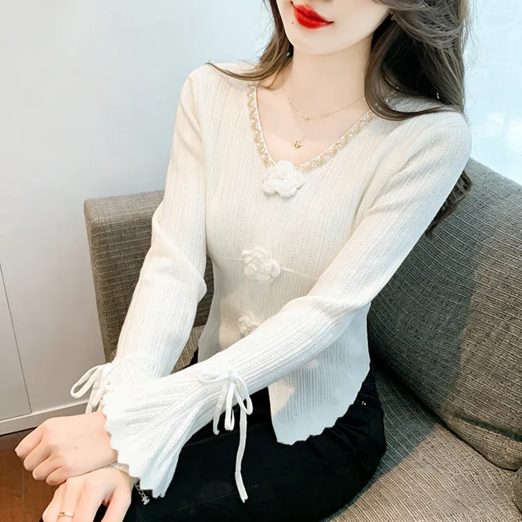 高级感立体花朵镂空长袖针织上衣女春秋季设计感喇叭袖打底衫毛衣