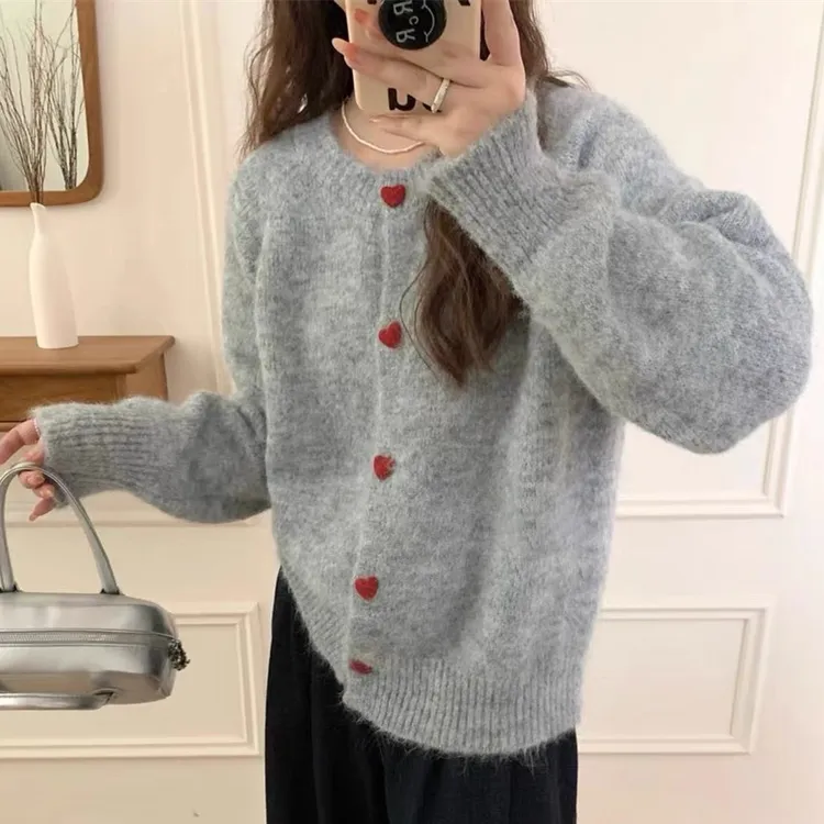 韩系软呼呼温柔风爱心纽扣针织开衫女圆领宽松慵懒风小众毛衣外套