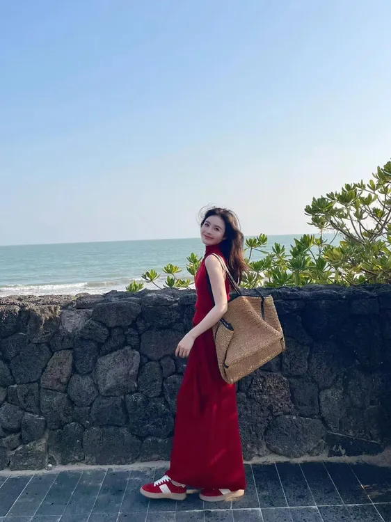 2025超火一整套ootd穿搭减龄气质高级感红色针织上衣半身裙两件套