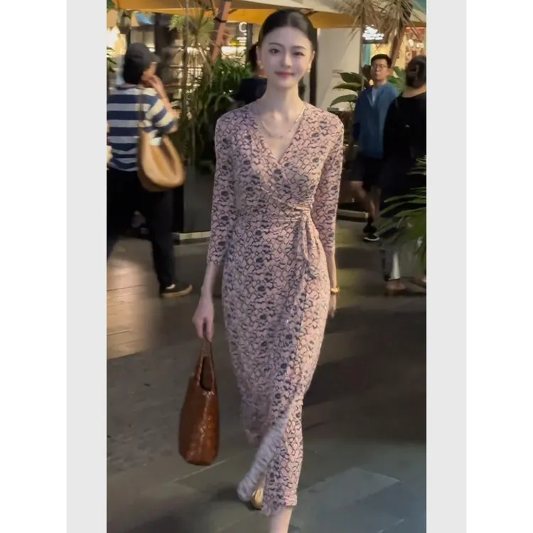 法式轻熟御姐粉色印花系带连衣裙2025独特超好看名媛风情万种裙子