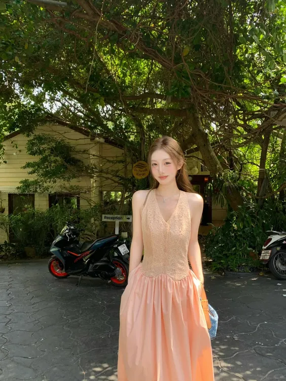 【落日岛屿】2025春季新款蕾丝拼接露背挂脖连衣裙配绑带针织开衫女