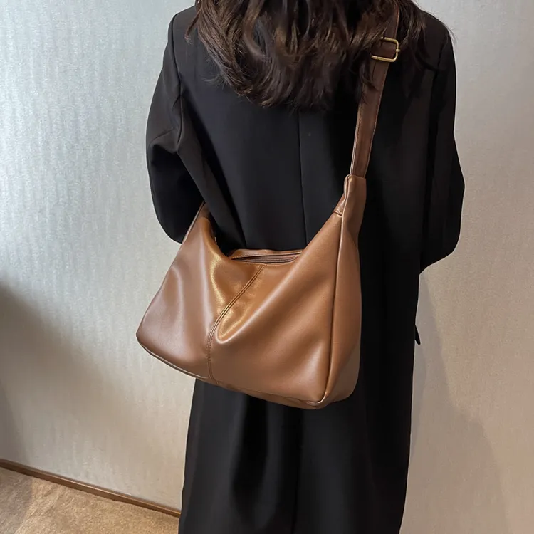 女包2024秋冬新款韩版潮时尚百搭单肩包休闲简约通勤大容量斜挎包