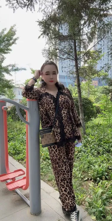 秋冬新款设计感拼接蕾丝菲菲花边磨毛弹力套装家居服带胸垫睡衣套