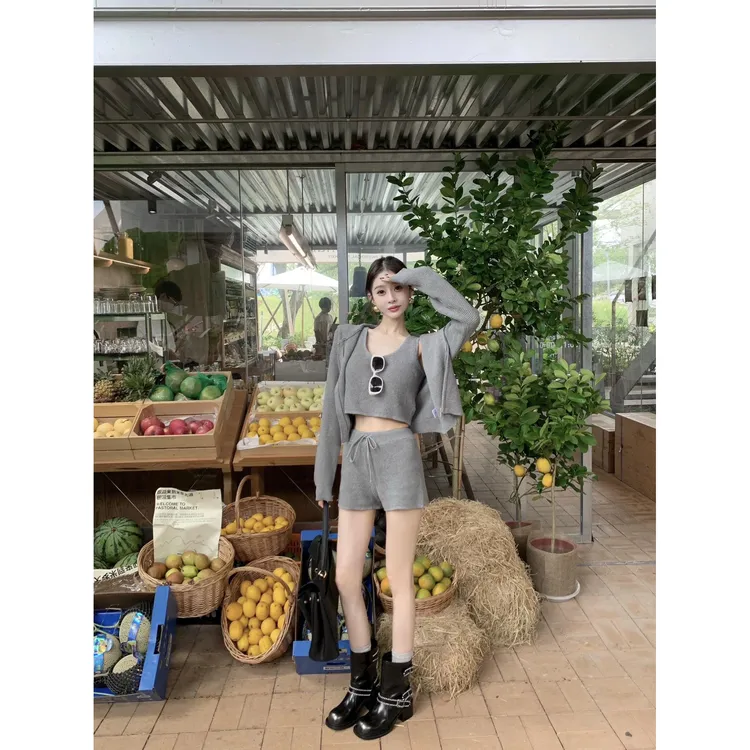 韩系松弛感高级感ootd穿搭针织背心开衫短裤休闲气质两件2025早秋