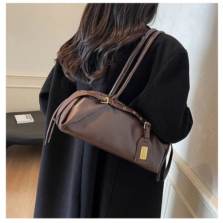 新款秋冬单肩包小众百搭质感复古机车风单肩斜挎包潮流风