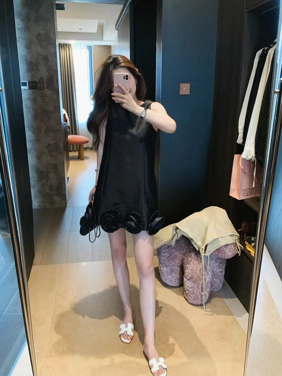 法式设计感立体花朵背心裙女高级感小众气质黑色连衣裙