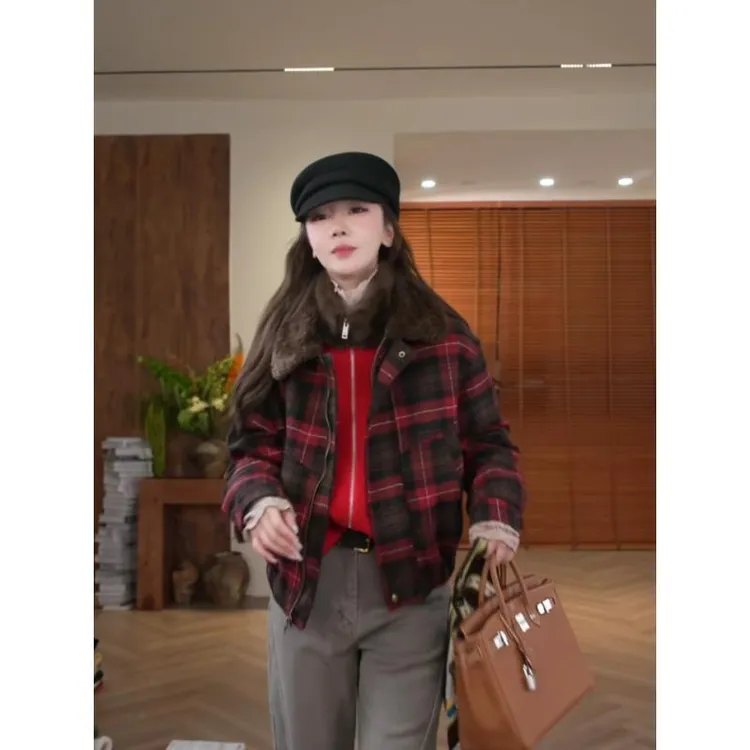 柏雪“彩糖”2025冬季小香风咖色保暖羊.毛格子90白鸭绒服百搭外套