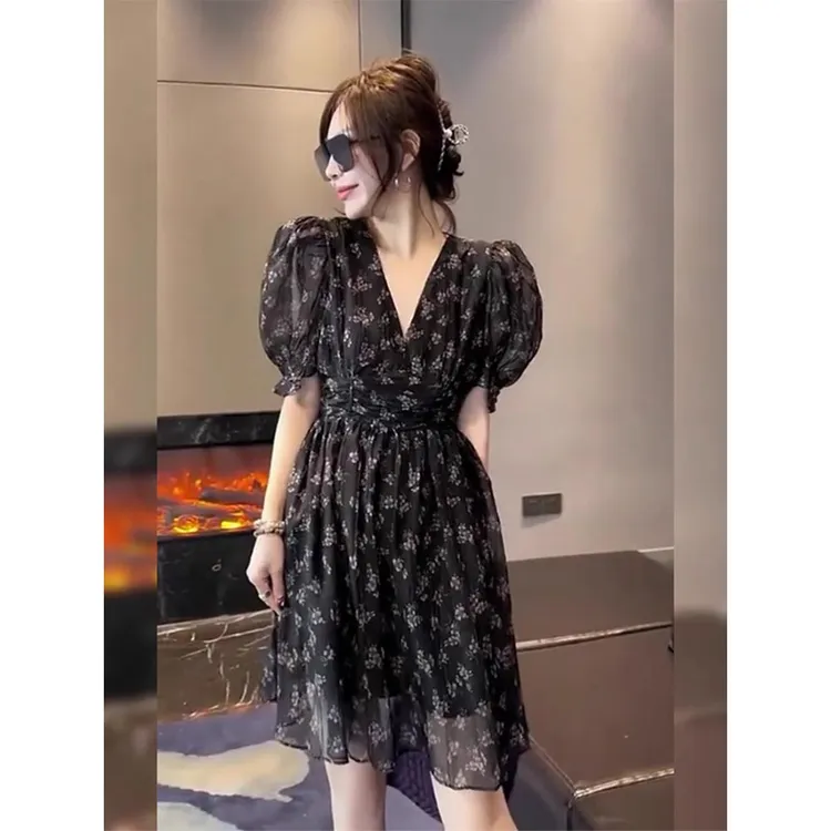 法式V领收腰短袖泡泡袖碎花连衣裙女夏季新款气质修身显瘦裙子