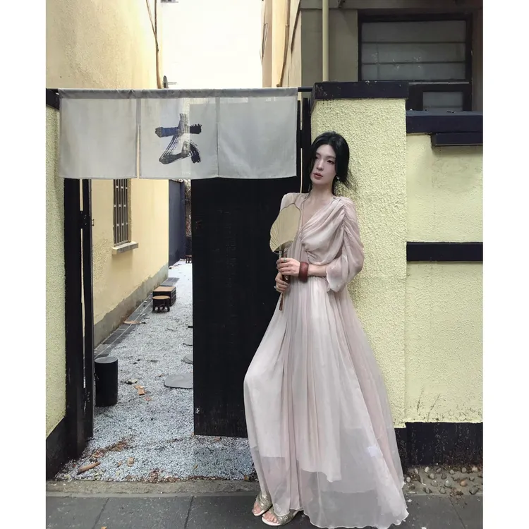 设计感法式V领连衣裙2025夏季新款高级感小众仙女裙度假风长裙女