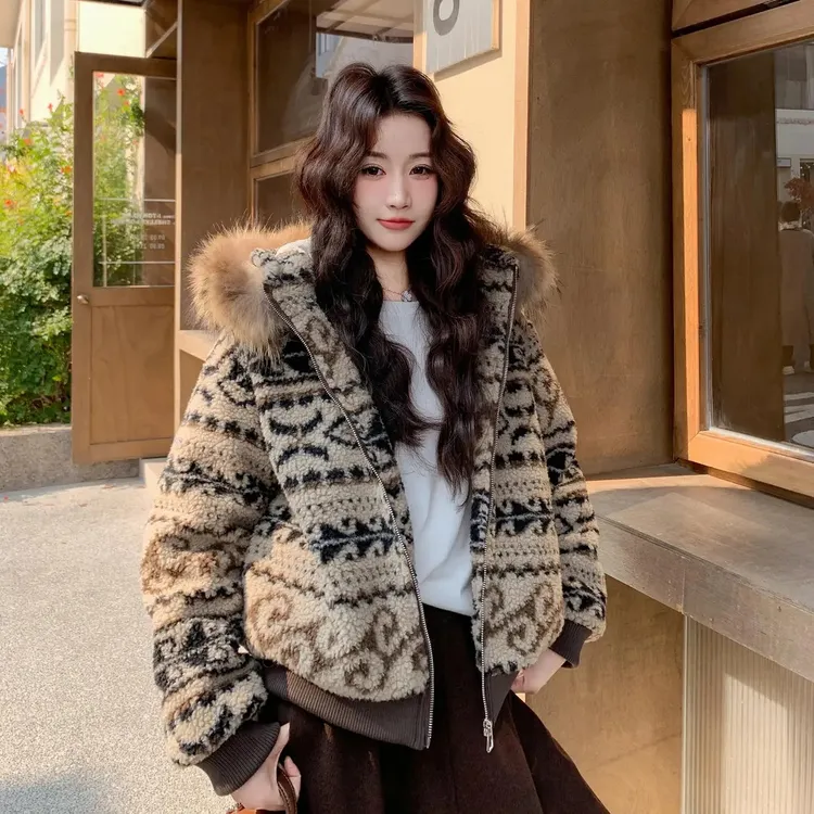 复古洋气费尔岛花纹羊羔毛服女2025冬季真毛领连帽白鸭绒外套