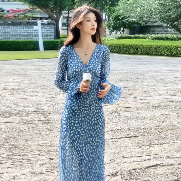 法式气质收腰v领蓝色碎花长袖连衣裙子女早秋季旅游度假长裙穿搭