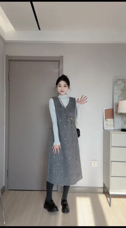 法式减龄甜美蝴蝶结刺绣无袖背心连衣裙女秋季新款半高领内搭上衣