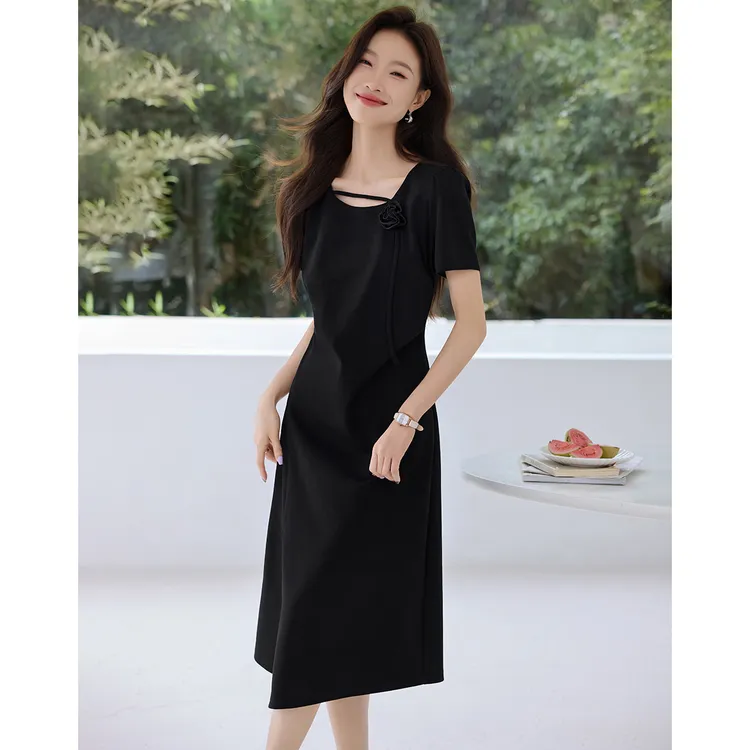 沫晗依美气质优雅收腰显瘦小黑裙2025夏季立体花朵设计感连衣裙