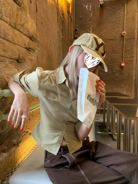 卡其色收腰短款衬衫