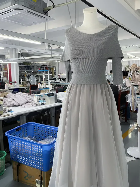 樱花妹妹 清冷感仙裙 一字肩拼接领显瘦修身秋季新款连衣裙