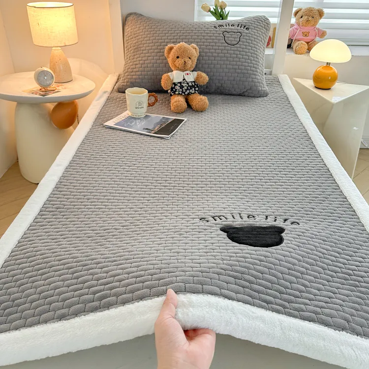 牛奶绒床盖冬单人学生宿舍床褥垫加绒加厚90X190床盖三件套床单